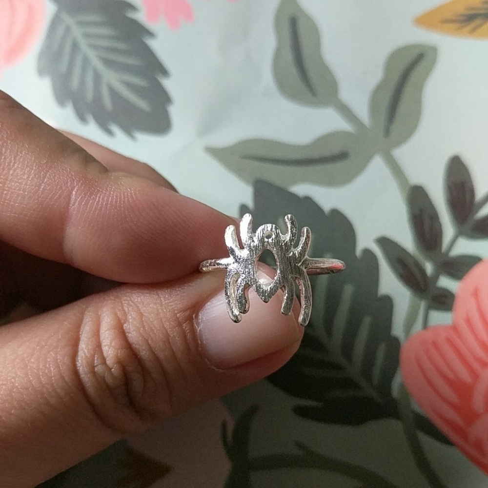 Size 7 nwot halloween silver spider ring